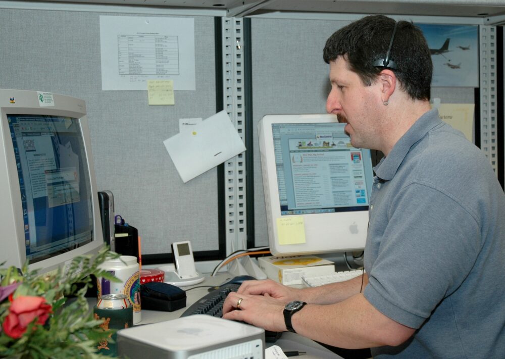 early-2000-tech-support-old-computers